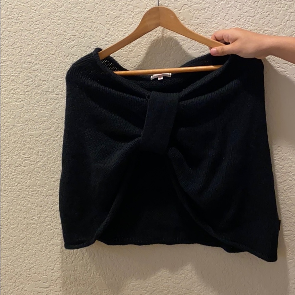 Black short cape